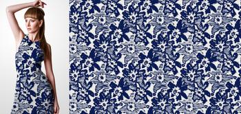33196 Materiał ze wzorem niebieski motyw kwiatowy na beżowym tle, z efektem tekstury tkaniny
